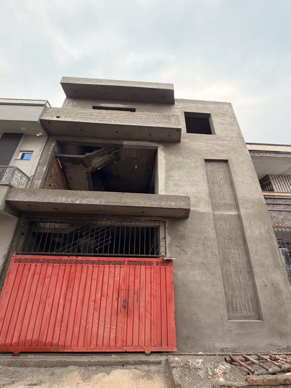 A house front in bare grey concrete